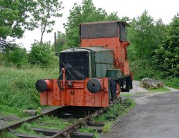 По поводу rat rod'ов. Вот такой видел своими глазами. На фото не так впечетляюще, но вблизи можно разглядеть детали. Выглядит как покрытая шипами мясорубка на колёсах. Это реальная модель RS08 0-4-OST построенная Rolls Royce примерно в 1960. Изначально выглядел просто как некрасивый дизель, но время его оттюнинговало под Rat Rod.