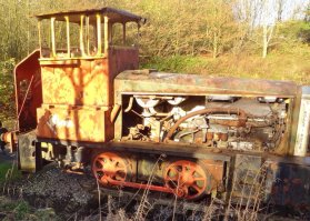 По поводу rat rod'ов. Вот такой видел своими глазами. На фото не так впечетляюще, но вблизи можно разглядеть детали. Выглядит как покрытая шипами мясорубка на колёсах. Это реальная модель RS08 0-4-OST построенная Rolls Royce примерно в 1960. Изначально выглядел просто как некрасивый дизель, но время его оттюнинговало под Rat Rod.