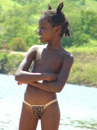 Безумству волосатых поём причёски мы! В Африке с малолетства такие потешные волосёнки у детишек украшены, бусинками и стекляшками.