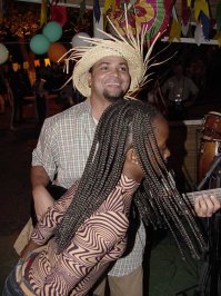 Безумству волосатых поём причёски мы! В Африке с малолетства такие потешные волосёнки у детишек украшены, бусинками и стекляшками.