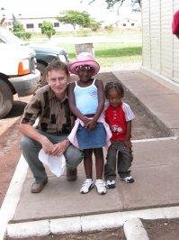 Безумству волосатых поём причёски мы! В Африке с малолетства такие потешные волосёнки у детишек украшены, бусинками и стекляшками.