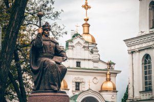 Это в России он предатель, а на Украине национальный герой. В Полтаве ему памятник шикарный установлен и на банкноте изображен.