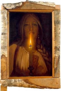 Живу в Москве, недалеко от музея Константина Васильева, часто хожу туда, теперь уже со своими детьми. И вот что мне один раз показала бабушка- смотрительница: при выключении света в зале, огонь свечки на этой картине излучает слабое свечение! Будете в музее, обязательно попросите выключить свет, они это делают с охотой.