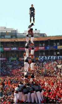 Этот парень просто уснул на лестнице. Интернет отреагировал незамедлительно