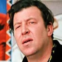 Взглянул сегодня на таблоид:
<вэ-вэ-вЭ "Фишки" точка нет>,
Там пост был: "Гена рептилоид".
Прочел нескладный стих опять.

Потом пошел, хлебнул абсента
И стих опять перечитал.
Нет, не прибавилось акцента -
Хотя уже почти смешно.

Когда прикончил я настойку,
Тут сам Геннадий подошел:
"Ты, пьян, но точно не настолько,
Чтоб лайки ставить в этот пост!"
 :)))