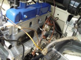 что за тупой дебил минус поставил? Для идиота не знающего мат.часть рассказываю, на Волговские двигатели ставится набивка сальника от Мерседеса. И она работает не в пример лучше отечественной.
Вот в этом двигателе, на этой машине, как и во многих других, стоит именно такая.