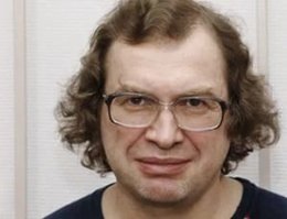 У этого парня есть свитеры на все случаи жизни