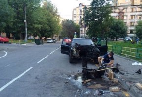 Этого свинодятла заставить оттирать асфальт одеждой матери с одеколонами отца, если поведению в обществе не научили.