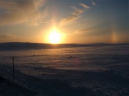 Паргелий называется.
В морозную погоду явление частое и обычное. Даже Шекспир и Дж.Лондон упоминали про него. В заполярье вообще случается практически ежедневно
Конкретно почитать можно здесь