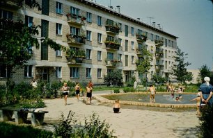 Обратите внимание, что никто не стеклил балконы и сколько зелени на этих самых балконах!