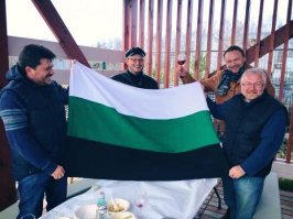 на Урале в Екатеринбурге этих мразей в местной ЭЛИТЕ очень много .... вот эти гады выступают за отделение Свердловской области из состава России. У них так и называется: "Уральская республика"