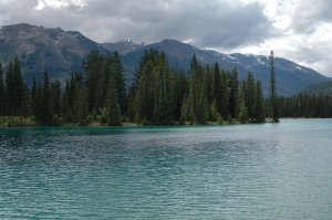 Снимки канадских озер довольно достоверны, все они из одного района провинции Альберты.  Я не вижу большой обработки в редакторе.  И цвет воды действительно такой бирюзовый.  Вот мои снимки с озера Луиза (и других мест Скалистых гор), без всякой обработки, снятые даже не в формате RAW, а обычный JPEG без всяких штативов, иногда вообще из машины.  Выбрал наугад только те, где моей семьи нет, просто для подкрепления своих слов. 

Рекомендую, слов нет -- красота!!!