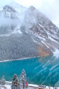 Снимки канадских озер довольно достоверны, все они из одного района провинции Альберты.  Я не вижу большой обработки в редакторе.  И цвет воды действительно такой бирюзовый.  Вот мои снимки с озера Луиза (и других мест Скалистых гор), без всякой обработки, снятые даже не в формате RAW, а обычный JPEG без всяких штативов, иногда вообще из машины.  Выбрал наугад только те, где моей семьи нет, просто для подкрепления своих слов. 

Рекомендую, слов нет -- красота!!!