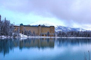 Снимки канадских озер довольно достоверны, все они из одного района провинции Альберты.  Я не вижу большой обработки в редакторе.  И цвет воды действительно такой бирюзовый.  Вот мои снимки с озера Луиза (и других мест Скалистых гор), без всякой обработки, снятые даже не в формате RAW, а обычный JPEG без всяких штативов, иногда вообще из машины.  Выбрал наугад только те, где моей семьи нет, просто для подкрепления своих слов. 

Рекомендую, слов нет -- красота!!!