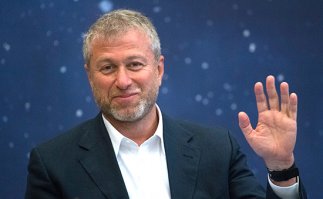 Роман Абрамович ежегодно устраивает самую масштабную по затратам и размаху новогоднюю вечеринку на Сен-Барте. В разные годы выступать на этих вечеринках приглашали такие группы, как Rolling Stones и U2. Аренда четырехкомнатных апартаментов на острове в новогодние дни начинается от $110 тыс. в неделю, аренда виллы из восьми комнат, например Wimco Villas и Villa Kemp Devid, обходится в сумму не менее $420 тыс. в неделю.