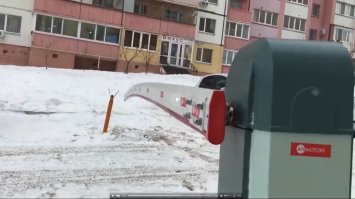Плохо утром 1 января было даже шлагбауму