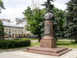 На Самотёке бюст стоит.