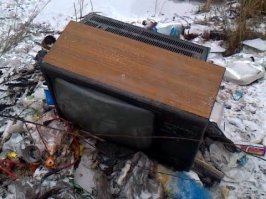 Не вижу смысла в просмотре зомбоящика вообще, нужную (именно-нужную) информацию черпаю в инете. Отец смотрит по ящику только местные новости; маму-бы оторвать от этого "голубого экрана". А по поводу г. огонька, такое ощущение, что они (т.н. участники) снимают его для самово3дра4ивания. Кому оно ещё, спрашивается, надо?
Я за то, чтобы этот вид "связи" канул в лету как радиоточка.