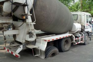 Ну, ладно, многие фотки понятны. Ни тут что произошло? Заднее колесо в бетоне, но ни спереди, ни сзади следов от шины нет...