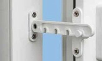 Не факт. Сколько провисел. Но лично я бы вынул кота , а не фотографировал.

Для окон, где живут коты есть специальные фиксаторы.
И обязательно "кошачьи" сетки. Название условное, просто эти сетки закрепляют жесче и сами они из более крепкого материала.

Вот окно приоткрыто, но тут естественным ограничителем служит лестница. Кот доволен