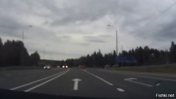 Нет, здесь (от рега) только поворот направо, то есть пересечение с дорогой только направо. Правая полоса - направо, левая - прямо (скрин из видео со стороны рега с разметкой). От водителя грузовика стопудово левая полоса чисто налево, правая - прямо. На разделении потока и нанесен "островок" (перед грузовиком в момент аварии). Полоса разгона наверняка есть далее после перекрестка по ходу движения рега.