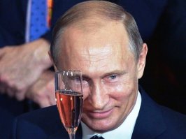 Он заполучил пульт от вибрирующих трусиков девушки и оторвался по полной!