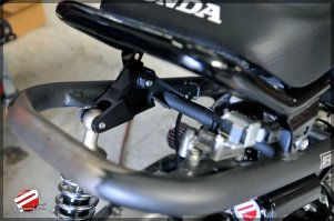 Вот, например, как сделано крепление, которое продается. Весь упор упирается в приваренное ухо для пластика на раме. Другие варианты такие же, только из алюминия.