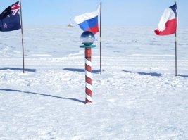 Вот Земля гораздо ровнее крутится. Это потому, что там ровненькая ось воткнута.