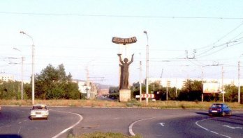 вандалы. у нас на въезде в столицу (мы республика, маленькая, но с гонором)установлена на высоком постаменте девушка так  любители цветного  лома украли оргомный кусог бронзовой юбки. как? по  этой дороге все время ездят машины . дежурит гаи. так и не нашли. хотя прошерстили все пункты приема  лома. юбку восстановили и теперь установили камеры.