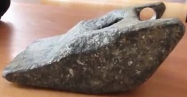 Аюдский артефакт

Это событие произошло в 1974 году в Румынии, двумя километра восточнее города Аюд. Группа рабочих, работавшая на берегу реки Марош, в расселине, заполненной песком, на глубине 10 метров обнаружила три объекта. Два объекта были костями давно вымерших мастодонтов, а третий объект оказался куском металла. По форме он напоминал клин и имел несколько отверстий. Размеры артефакта составляли 20,1 см в длину, 12,7 см в ширину и 7 см в высоту, а вес - 2,3 кг.

Анализ этого артефакта показал, что он является сложным сплавом из 12 различных элементов, основным из которых является алюминий - его содержится 89% по объёму. Остальные 11% составляют медь, кремний, цинк, свинец, олово, цирконий, кадмий, никель, кобальт, висмут, серебро. Так же в очень небольших количествах в артефакте были обнаружены следы галлия. Полный состав сплава приведён в таблице.

состав:
Материал	%
Алюминий	89
медь	6,2
кремний	2,84
цинк	1,81
свинец	0,41
олово	0,33
цирконий	0,2
кадмий	0,11
никель	0,0024
кобальт	0,0023
висмут	0,0003
серебро	0,0002

Сверху Аюдский объект покрыт толстым слоем оксидной плёнки, что свойственно для алюминия. Если древность этого артефакта определять по толщине оксидной плёнки, то Аюдскому объекту должно быть по меньшей мере 300 или 400 лет.

На Аюдском объекте имеются явно выраженные следы механической обработки - в левом выступе просверлено отверстие, а в середине объекта присутствуют два сообщающихся канала.

Это очень странно, что такой металлический объект был найден вместе с костями мастодонта. Одни считают этот объект доказательством древнего палеовизита инопланетных астронавтов. Другие считают, что Аюдский объект - это свидетельство существования технически развитой працивилизации. Большинство учёных же полагают, что Аюдский объект - это либо мистификация, либо просто имела место ошибка в его датировке, так как впервые алюминий был получен только в 1825 году.