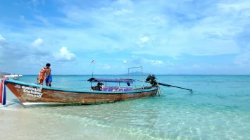 Согласен что Пхукет прекрасное место, но для меня на "Пхукете" лучший пляж и отдых на островах Пхи Пхи )) фото делал сам, не стырено.