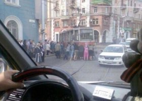 ну и что тут такого. У нас в городе тоже пару раз так толкали правда троллейбус. Водитель сам не смог выехать, потому что рожки троллейбуса запутались в проводах, и просил пассажиров подтолкнуть буквально на пару сантиметров. И все до единого кроме пары инвалидов (даже детвора) вышли толкать троллейбус. :)
