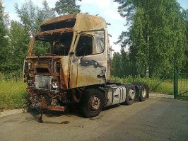 Много очень абсурдных комментариев. Так как я связан с грузоперевозками, работаю в транспортной фирме, сталкивался со множеством аварий с участием наших машин, и с погибшими в том числе. Итак, да по правилам грузовик создал помеху, но если внимательно посмотреть видео, то у водителя легковой машины скорость была очень большой, в боковое зеркало грузовика ты не можешь оценить скорость, тем более что у грузовой машины тоже образовалась помеха - жигули выехали перед ним. Посмотрите внимательно на видео с 25й секунды, когда грузовик только начал перестроение, водитель просто не мог оценить скорость летчика на таком расстоянии, а расстояние было было приличное. Если бы летчик ехал с небольшим превышением, то вполне бы успел затормозить.  Даже на скоростных дорогах Европы, таких летчиков нет. Грузовики спокойно выезжают на левую полосу для опережения.

На фото тоже низколетящие стали причиной дтп. На фото с трехосной машиной, летчик въехал прямо под машину. Тело не успели вытащить, так и сгорело. Водитель грузовой отделался шоком и испугом. Будьте внимательны на дорогах и не летайте.