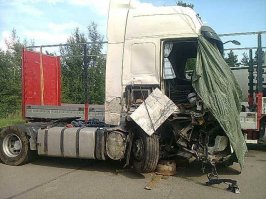 Много очень абсурдных комментариев. Так как я связан с грузоперевозками, работаю в транспортной фирме, сталкивался со множеством аварий с участием наших машин, и с погибшими в том числе. Итак, да по правилам грузовик создал помеху, но если внимательно посмотреть видео, то у водителя легковой машины скорость была очень большой, в боковое зеркало грузовика ты не можешь оценить скорость, тем более что у грузовой машины тоже образовалась помеха - жигули выехали перед ним. Посмотрите внимательно на видео с 25й секунды, когда грузовик только начал перестроение, водитель просто не мог оценить скорость летчика на таком расстоянии, а расстояние было было приличное. Если бы летчик ехал с небольшим превышением, то вполне бы успел затормозить.  Даже на скоростных дорогах Европы, таких летчиков нет. Грузовики спокойно выезжают на левую полосу для опережения.

На фото тоже низколетящие стали причиной дтп. На фото с трехосной машиной, летчик въехал прямо под машину. Тело не успели вытащить, так и сгорело. Водитель грузовой отделался шоком и испугом. Будьте внимательны на дорогах и не летайте.