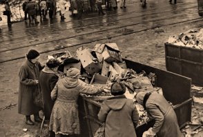 И всё же нет! Главный символ 90-х - это машины, брошенные около трассы... и боязнь найти рядом с машиной трупы. А для детей хоть титька мамкина, хоть тетрис, хоть "Чудеса на виражах". Нищета, безысходность, трупы - вот символы "благословенных" либеротой 90-х.