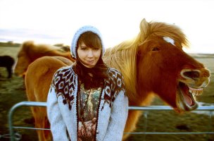 ФОТО -  Я И ЛОШАДЬ - ЛОШАДЬ СПРАВА