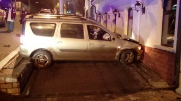 Попробуй у нас в России так в ресторан заехать))