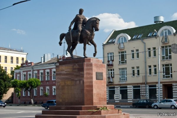 автор поста видимо не знает что в России полно классных памятников. в одной Рязани 2 уникальных памятника