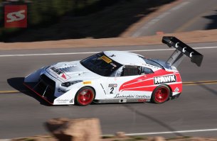 Это не ковш для чистки снега, но антикрыло: именно такие используются на автомобилях, подготовленных к участию в соревнованиях "Pikes Peak International Hill Climb" (см. прикреплённые фото).

Автору заслуженный минус за незнание мат.части...