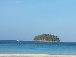 Не во всем автор прав: в феврале 2016 Патонг был самым дорогим, Ката самой дешевой. Вдоль Катя есть автодорога, только машин там гораздо меньше из-за удалённости. Также на Кате 3 раза в неделю по вечерам организовывается рынок с дешевыми продуктами, что делает жизнь туристов гораздо дешевле.  На Кароне сильные волны, что затрудняет плавание с детьми. Глубина зависит от времени года, течений и приливов. Сколько раз там были, столько раз на всех пляжах было по -разному, но волны Карона неизменны.  Вот Ката И Карон соответственно а 8 утра.