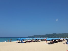 Не во всем автор прав: в феврале 2016 Патонг был самым дорогим, Ката самой дешевой. Вдоль Катя есть автодорога, только машин там гораздо меньше из-за удалённости. Также на Кате 3 раза в неделю по вечерам организовывается рынок с дешевыми продуктами, что делает жизнь туристов гораздо дешевле.  На Кароне сильные волны, что затрудняет плавание с детьми. Глубина зависит от времени года, течений и приливов. Сколько раз там были, столько раз на всех пляжах было по -разному, но волны Карона неизменны.  Вот Ката И Карон соответственно а 8 утра.