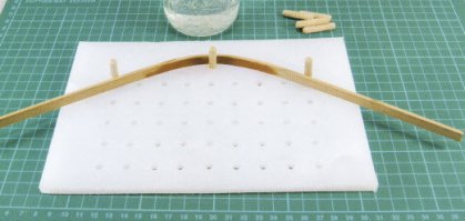 Бархоуты (как и все другие планки) лучше гнуть распареными. Т.е. подержать около 20мин. над паром (не окуная в горячую воду) и запилить приблуду для гибки планок. 
Типа таких: