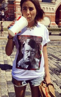 А эта ТП тоже не потрудилась выяснить персонажа с футболки? "Художник какой-то... Буду носить." Все они всё знают, такие майки просто так не надеваются.