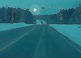 9 секунда, вижу автомобиль на обочине, где-то вышел человек (пешеход) из квартиры, о боже для меня возникла опасность для движения, нужно тормозить немедленно.