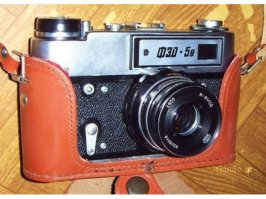 то же со Смены 8м начинал ))
самое обидное было, когда язычек пленки был вырезан так, что перфорация края пленки была срезана на половинку, и там острый край оказывался. он постоянно цеплялся за край катушки бачка, и заправка пленки, особенно под одеялом, превращалась в мучение )) по одеялом надышиш, вспотееш, а пленка все не заправляется))  я тогда начал с собой ножницы брать и край подрезать ровнее. а ещё после фиксажа при промывке пленки чуть-чуть шампуня в бачок капал. пленка выходила чище, без каплей фиксажа.
следующим аппаратом был ФЭД 5в.