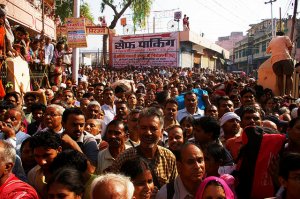 Лондон 2050.Англичане выбирают новую королеву.(или падишаха)