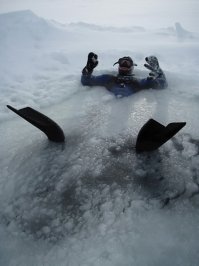 Вмёрзший в лёд дайвер...