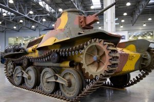 вот смотрю на эти фото, именно этот танк в музее(не знаю в каком), и не могу понять, это такой варварский деактив пушки? или трофей каким и был найден\захвачен. куска орудия просто нет, могли удачно отстрелить, или при выстреле порвало. интересно историю такой ерунды узнать. или просто антуражик такой замутили. хто в курсе? может подскажите.

ну и второй, из этого же поста, но с целой пушкой. называется найди разницу.