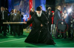 У патриарха есть чемоданчик судного дня? 

Видимо в случае  запуска вызывает потоп )))