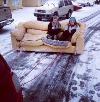 ух ты как весло! вот это люди знают как надо отдыхать, не то что остальные скучные зануды!!! всем в пример таких! у нас недавно тоже две девушки очень нескучно аналогично отдохнули: на ватрушке катались, которую привязали буксировочным тросом к машине, водитель которой решил притормозить. ватрушка уехала вперед, трос лопнул и обе бабы прямиком под колеса ехавшего перпендикулярно им камаза. минус две особи